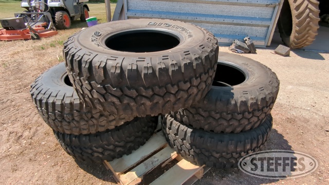 (5) Maxxis tires